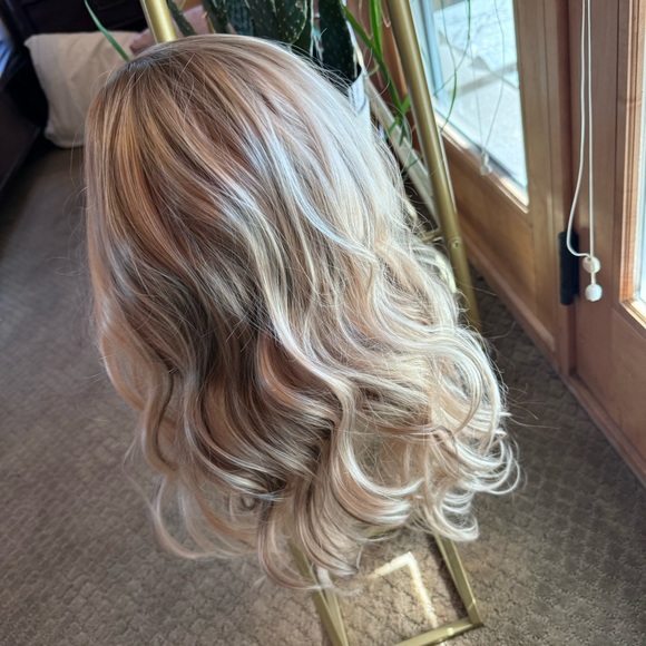 NWT Chelsey Smith Cosmetics Crowns - Petite Chelsey Blonde! So striking! - Picture 1 of 6